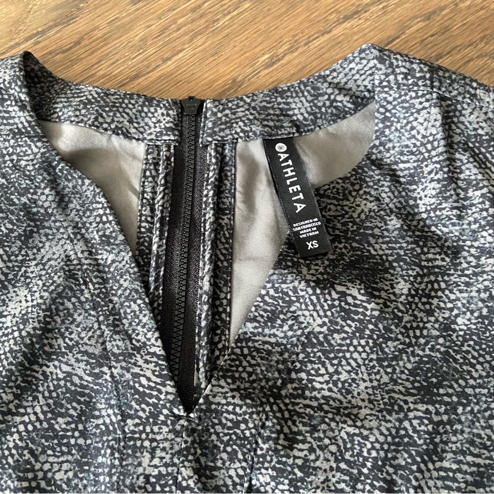 Athleta Topanga Print Jumpsuit
Size Xsmall
Color: Hues of Gray & Black - Picture 7 of 10